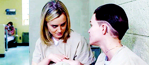 Orange Is The New Black Kiss Find And Share On Giphy