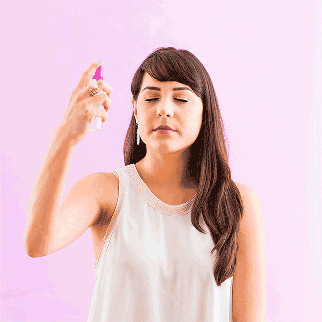 Gif de uma mulher borrifando produto em spray no rosto