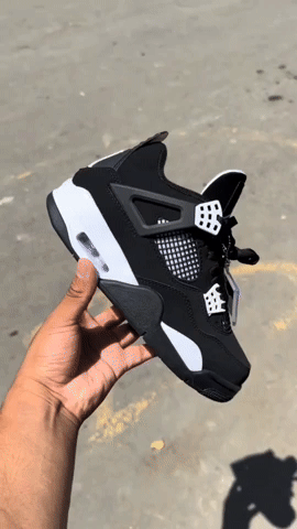 Nike Air Jordan 4 Retro en acción