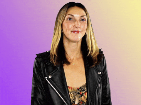 Mujer con el pulgar arriba, entusiasmada por los nuevos 'chats de audio' en grupos de WhatsApp.- Blog Hola Telcel