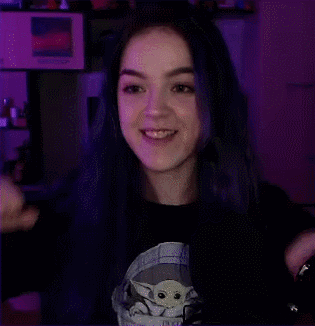 mujer levantando sus pulgares en su cuarto en señal de aprobación a las nuevas políticas de actualización de Xiaomi mientras sonríe.- Blog Hola Telcel