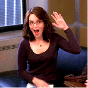 Tina Fey batendo na própria mão como sinal de sucesso