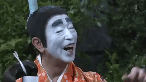 Ken Shimura es uno de los comediantes más famosos de Japón. Shimura tiene más de 100 personajes que puede actuar en sus comedias.
