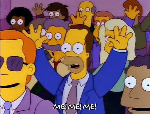 Homero gritando y levantando las manos diciendo Yo! Yo! Yo!
