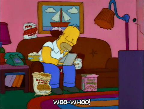 Homer Simpson en un sofa viendo la tv