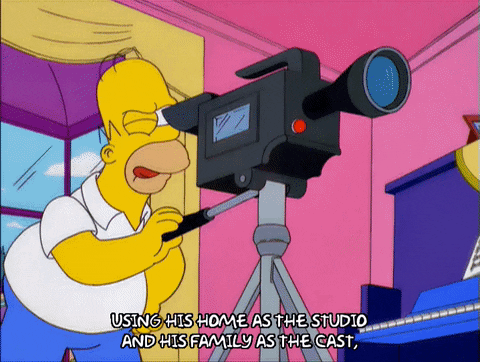 Homero Simpson grabando a Lisa