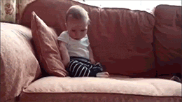 dojenček, ki zaspi na kavču in pade z glavo naprej