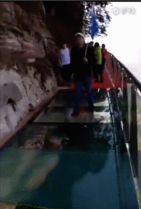 стеклянная дорожка треснула, розыгрыш стеклянная дорожка, трескается стеклянная дорожка под ногмами