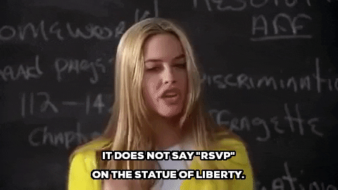 Cher de la película Clueless diciendo: No dice 'RSVP' en la Estatua de la Libertad.