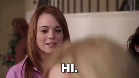 Lindsay Lohan en una escena de 'Chicas pesadas' uniéndose naturalmente a la conversación mientras dice "Hola". – Blog Hola Telcel