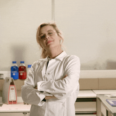 ženska v laboratorijski halji, ki prikimava