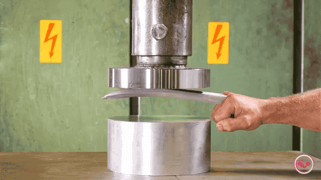 Garra de Wolverine v. Prensa hidráulica