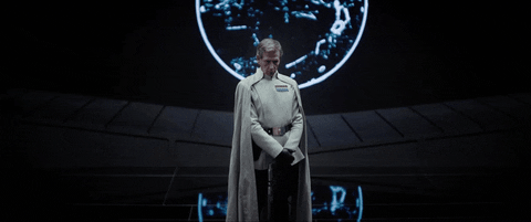 Ben Mendelsohn no look básico do vilão Orson Krennic em Star Wars: Rogue One