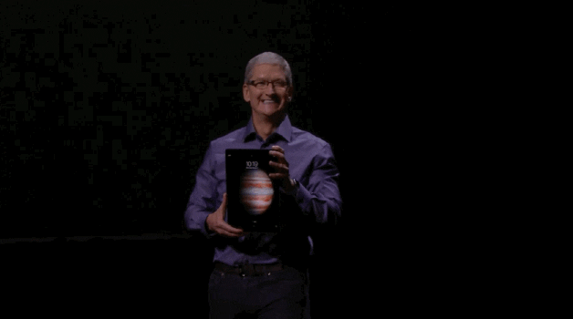 Tim Cook mostrando un nuevo producto apple