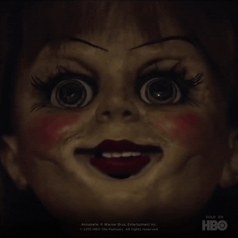 Muñeca terrorífica parpadeando del miedo luego de ver en dónde se encuentra su película dentro de la saga de 'El conjuro'.- Blog Hola Telcel