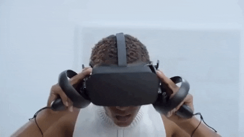 Mulher usando os equipamentos necessários para entrar no metaverso: óculos de realidade virtual, fones de ouvido e um joystick em cada mão.