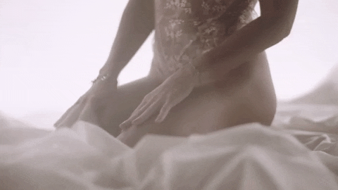 https://giphy.com/gifs/dararolins-xUOwG8IXbjPh8cQgVi