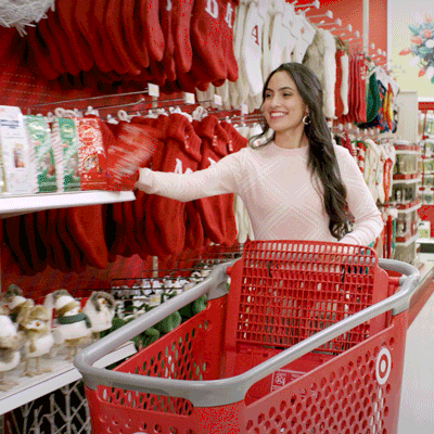 Mulher branca fazendo as compras de Natal na Black Friday e jogando todos os produtos no carrinho
