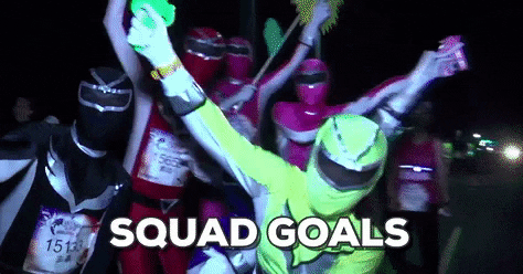 Vários Power Rangers agrupados com a legenda "Squad Goals"