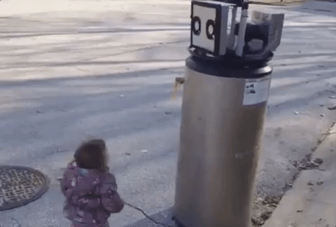 petite fille fait un calin à un robot