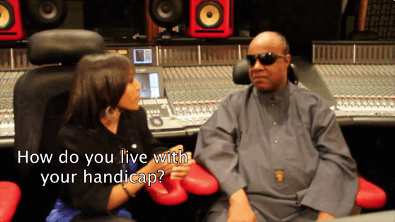 Interviewster vraagt aan Stevie Wonder: "Hoe gaat u om met uw handicap?" Stevie antwoordt: "Blind zijn is niet het einde van de wereld. Gelukkig ben ik niet zwart."