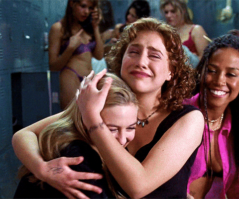 Amigas dándose un abrazo grupal.- Blog Hola Telcel