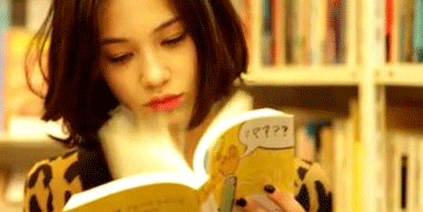 giphy garota lendo livro