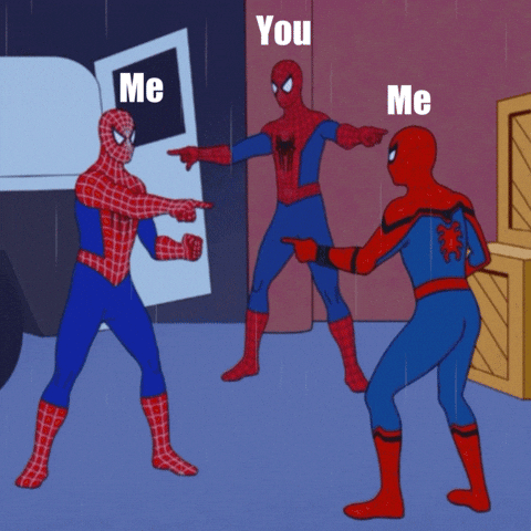 Dos Spidermans señalándose el uno al otro