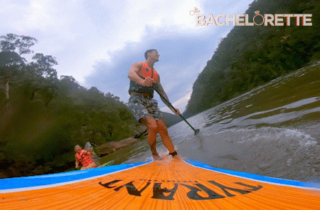 Muž na paddleboardu na řece ztratí rovnováhu a spadne do vody, reakce na nečekaný směr diskuze