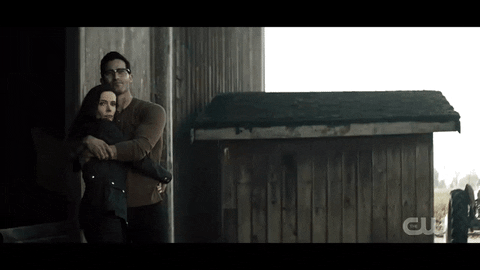 Superman (Tyler Hoechlin) and Lois (Elizabeth Tulloch) hugging and standing in their Smallville farm