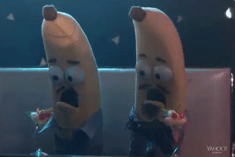 Dve lutki banan se šokirano pogledata.