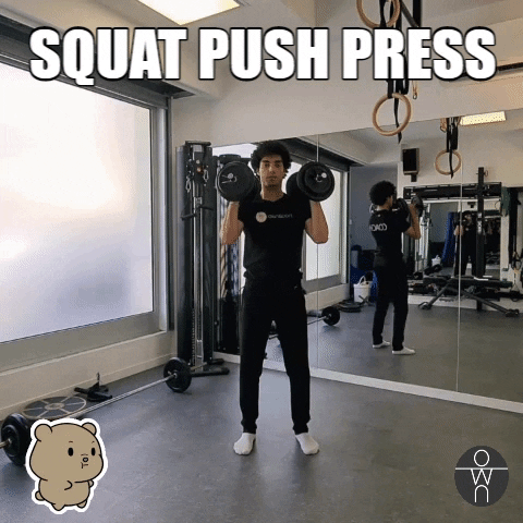 Un jeune homme sportif tient deux haltères puis fait un squat push press (image animée).