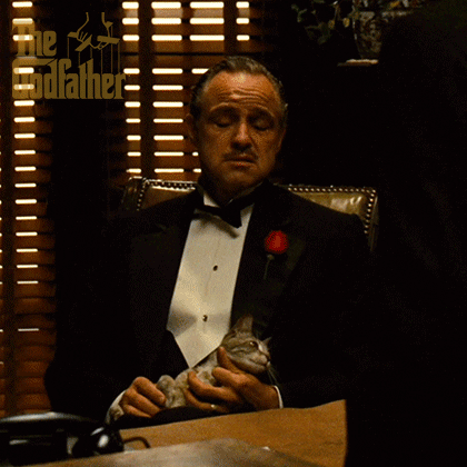 Vito Corleone acariciando a un gato en su despacho mientras dice que entiende que la nueva entrega de Mafia será similar a la segunda película de El padrino.- Blog Hola Telcel