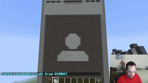 Video iz igre Minecraft, kjer je igralec naredil delujoč pametni telefon.