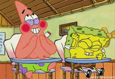 Patrick e Bob Esponja sentados em carteiras em uma sala de aula rindo muito