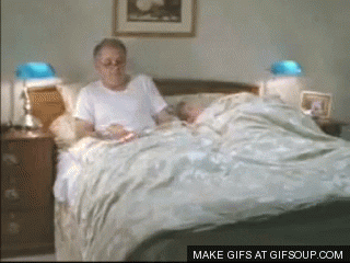 giphy - Situaciones incómodas que sólo entienden parejas que comparten cama