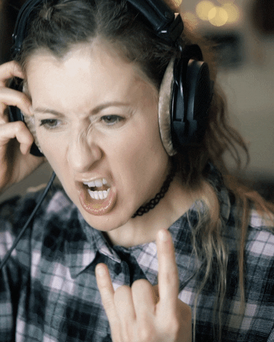 mulher ouvindo rock no fone de ouvido