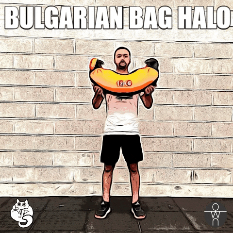 Exécution du bulgarian bag halo dans la pièce dédiée à notre coach privé !
