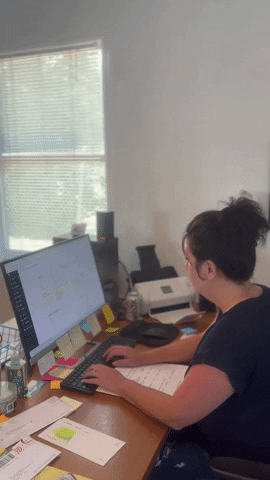 mulher trabalhando no computador