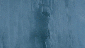 Hombre escalando en nieve