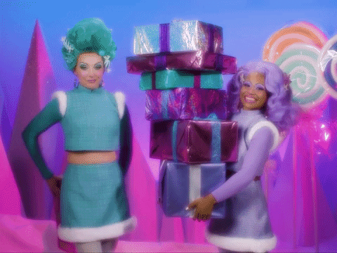 Mujeres vestidas de colores llamativos apilando regalos