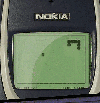 jogo da cobrinha na tela de um celular Nokia antigo