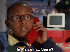 Steve de Malcolm el de en medio haciendo una llamada falsa de forma incorrecta.- Blog Hola Telcel