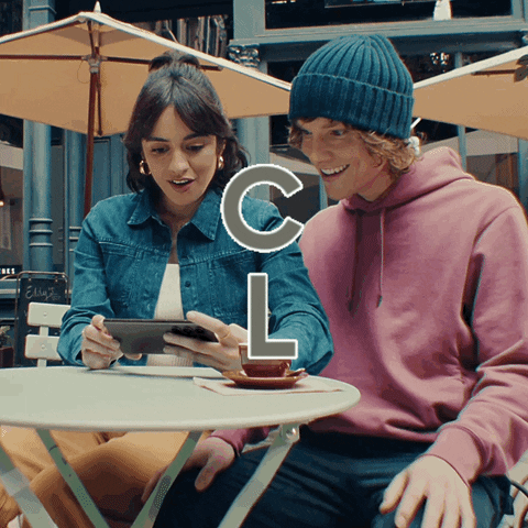 Dos jóvenes diciendo que es cool tener activada la función SmartThings Find de Samsung con la que pueden encontrar su celular, incluso cuando está apagado.- Blog Hola Telcel