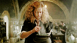 Hermione prépare une potion