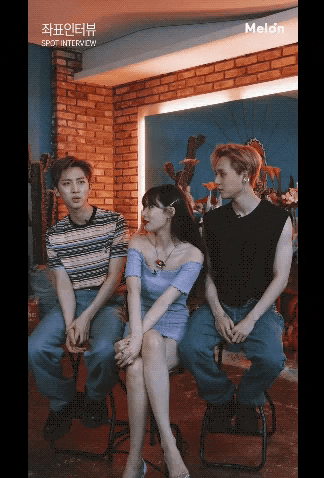 Những lần động chạm vô tình của HyunA đã bị cư dân mạng chỉ trích (Gif: Internet)